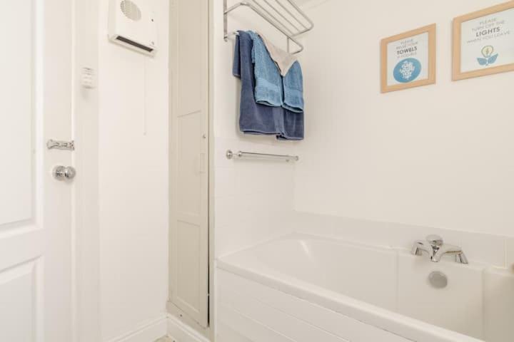 Dog Friendly Cottage 2 Mins To Beach With Hot Tub And Zappi Ev Lessingham 外观 照片